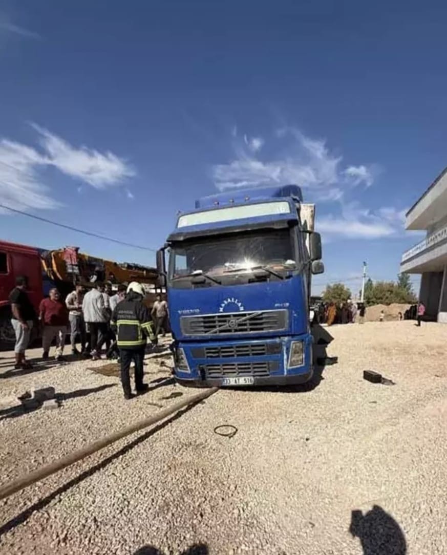 Mardin’de patlayan lastiği değiştirmek isteyen tır şoförü aracın altında kaldı