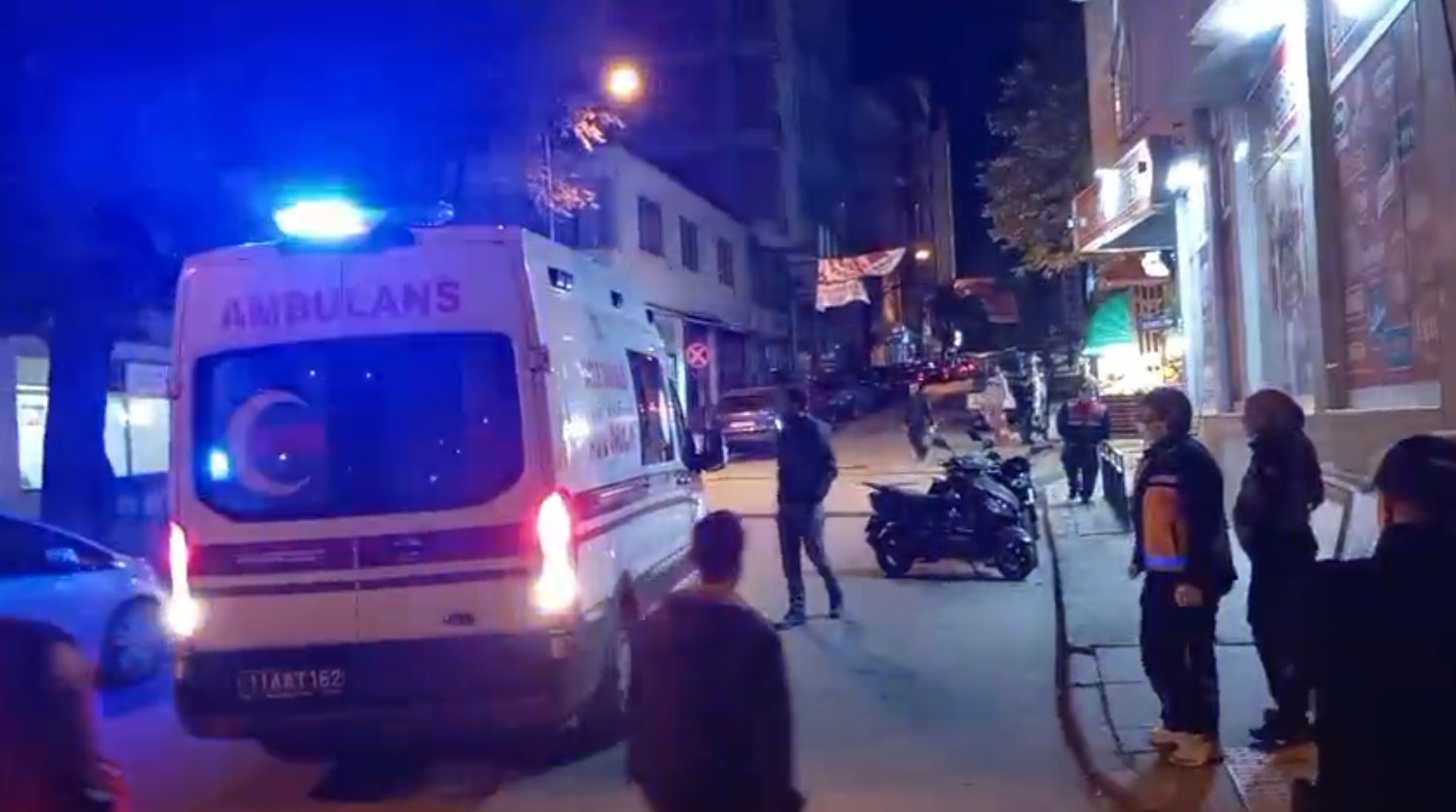 Polisten ka&ccedil;maya &ccedil;alışırken baca boşluğuna sıkıştı
