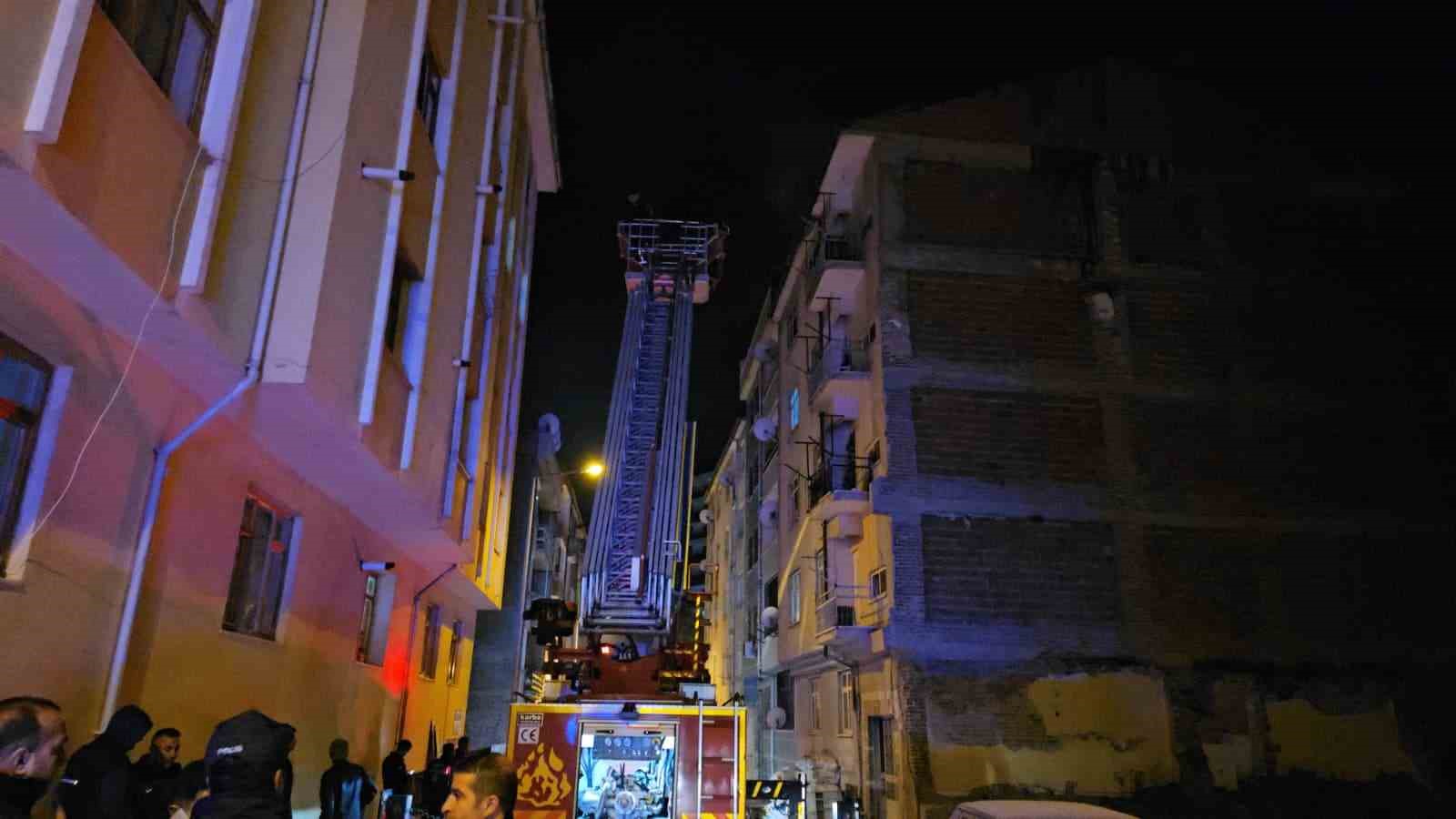 Elazığ&rsquo;da &ccedil;atı yangını: 1 kişi dumandan etkilendi
