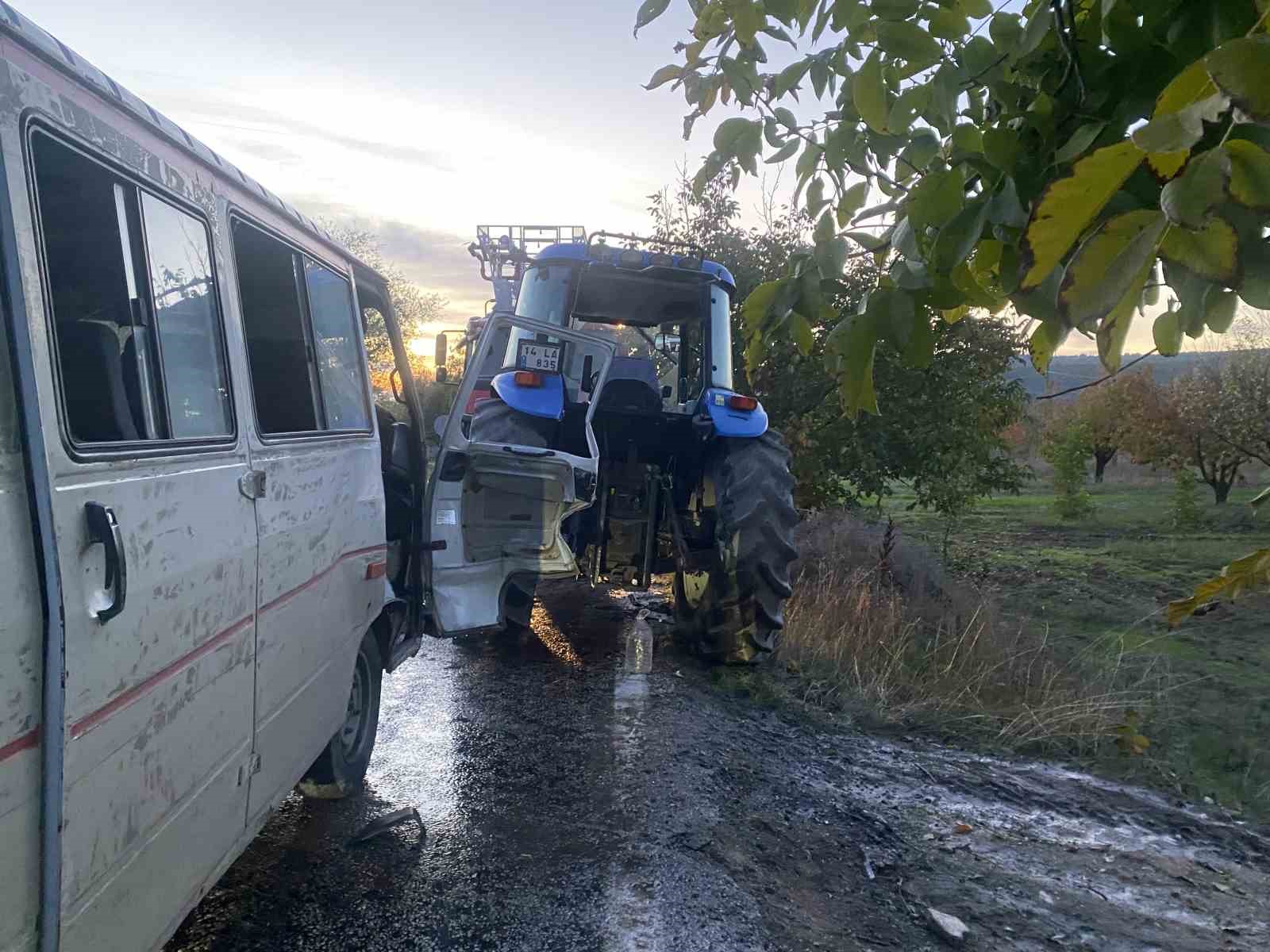 Bilecik&rsquo;te trakt&ouml;r ile minib&uuml;s &ccedil;arpıştı: 3 yaralı
