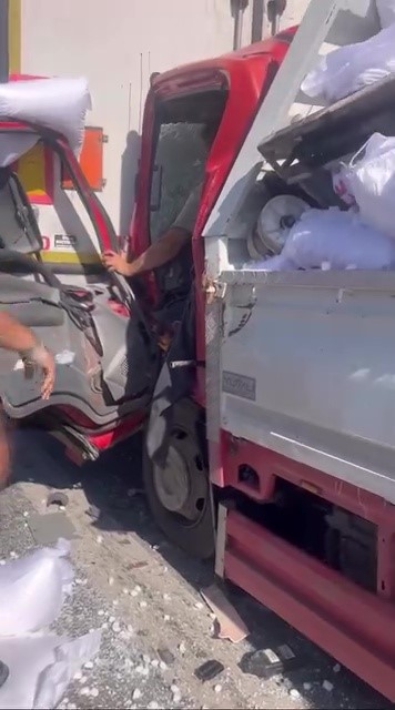 Kamyonet tıra arkadan &ccedil;arptı: 3 yaralı
