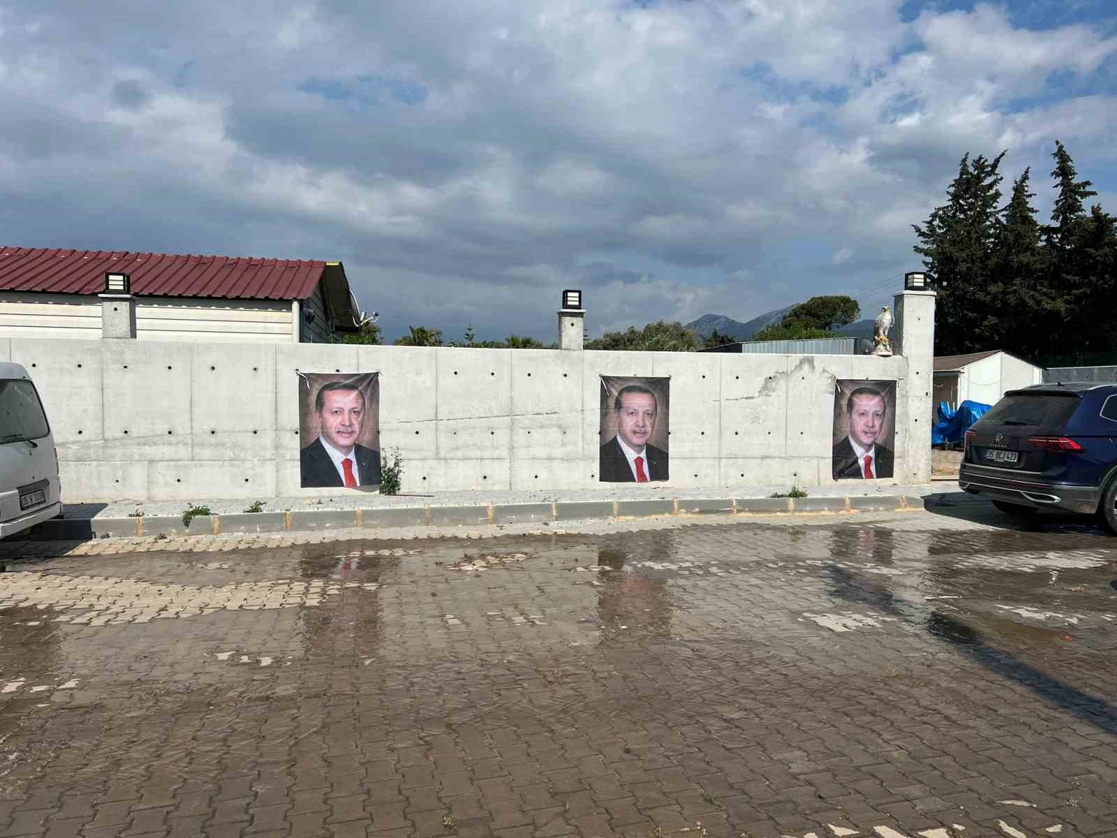 Güzelbahçe ilçe başkanı, Erdoğan sevgisini evinin duvarına taşıdı