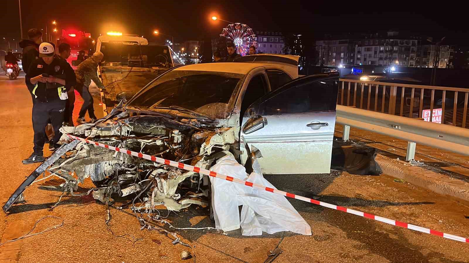 Kazada motoru yerinden fırlayan otomobilin sürücüsü ağır yaralandı