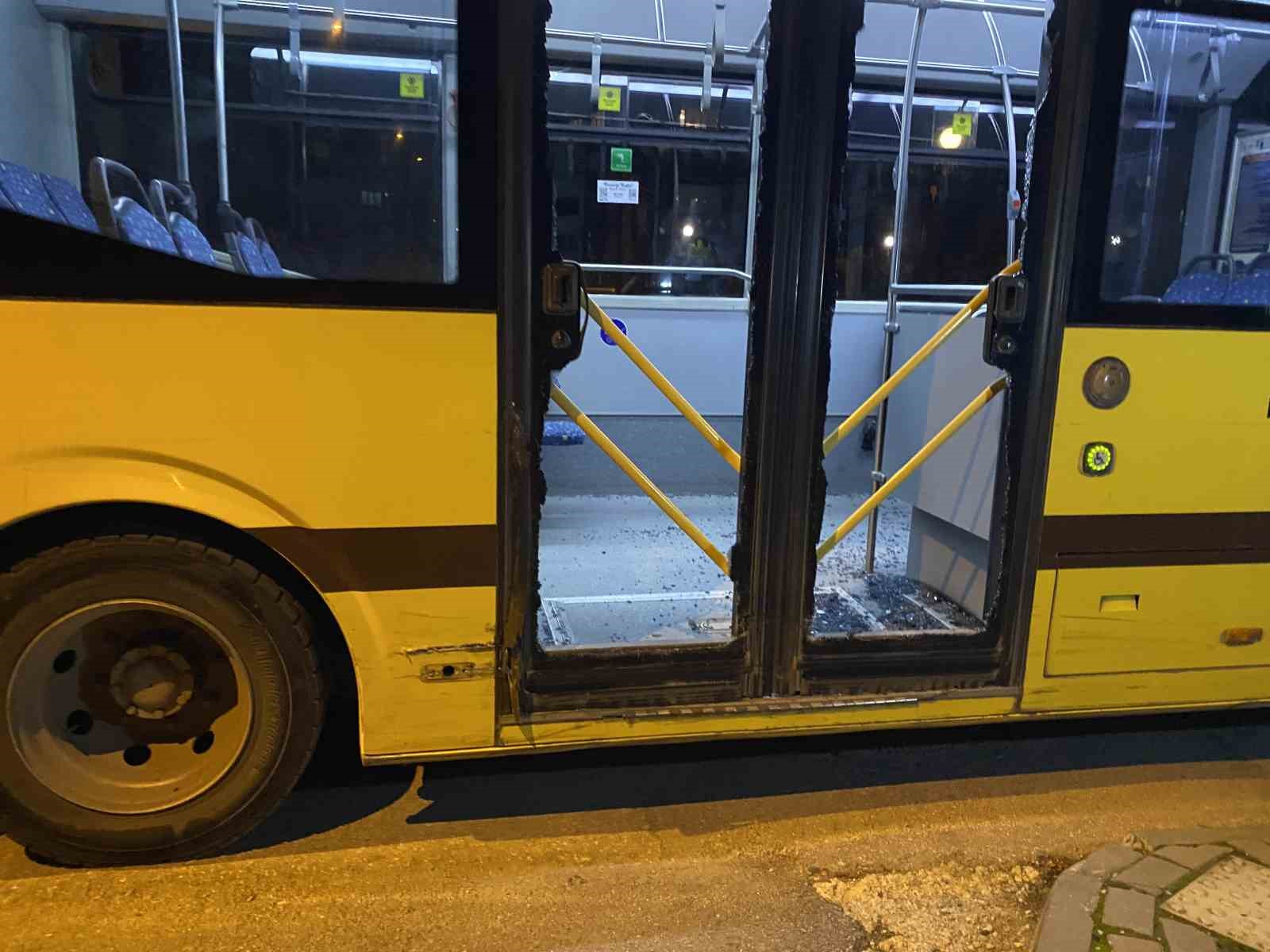 Otobüs ile kamyonet çarpıştı: Şans eseri yaralanan olmadı