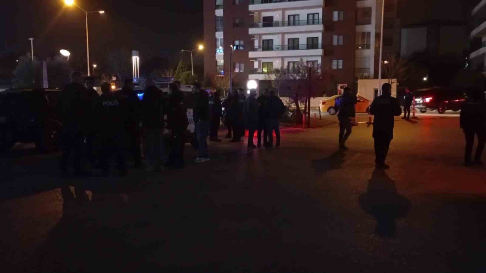 Silahını göstererek bekçileri tehdit etti