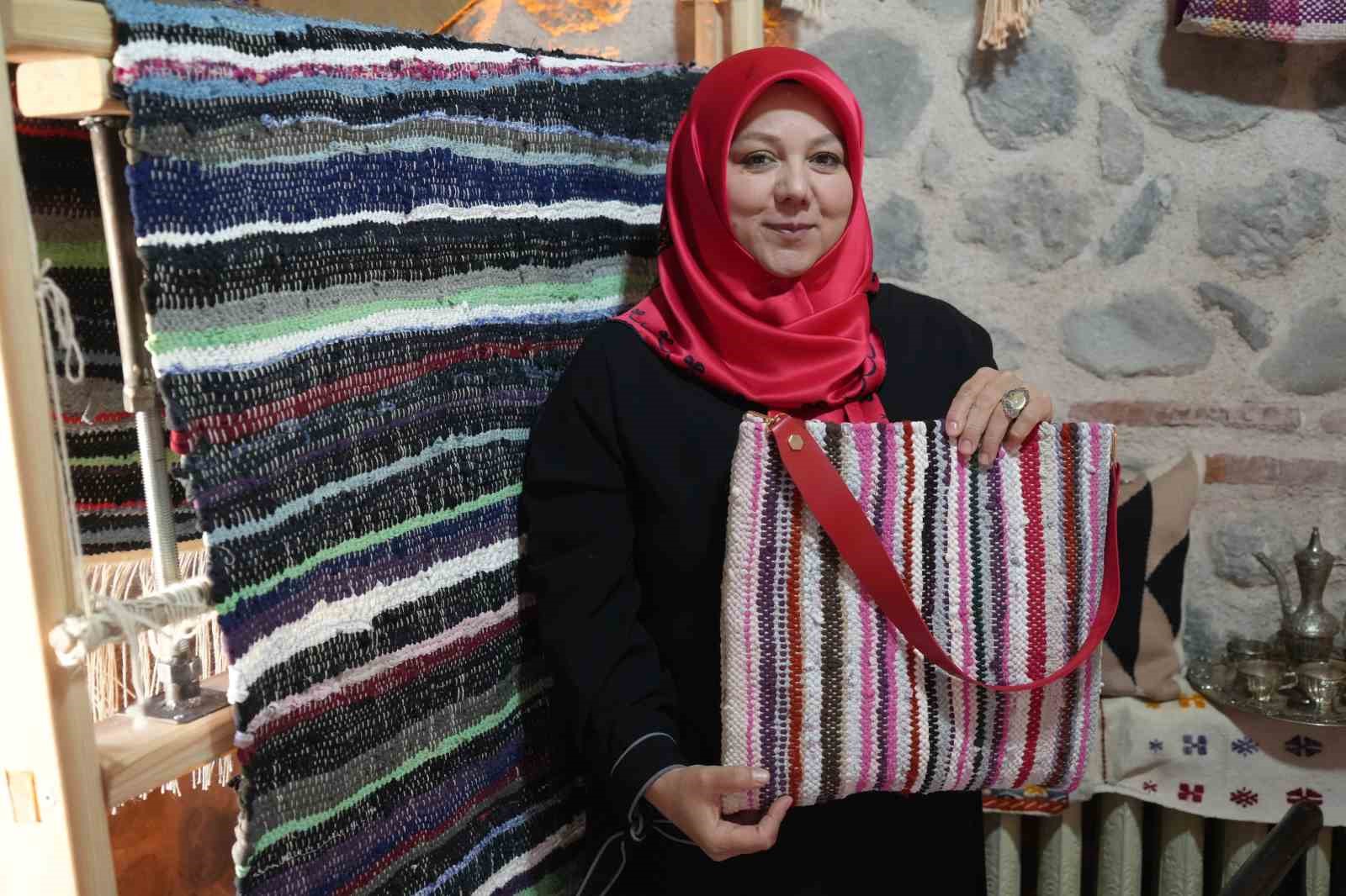 Çöpe gidecek malzemeler onun ellerinde geleneksel kilime dönüşüyor
