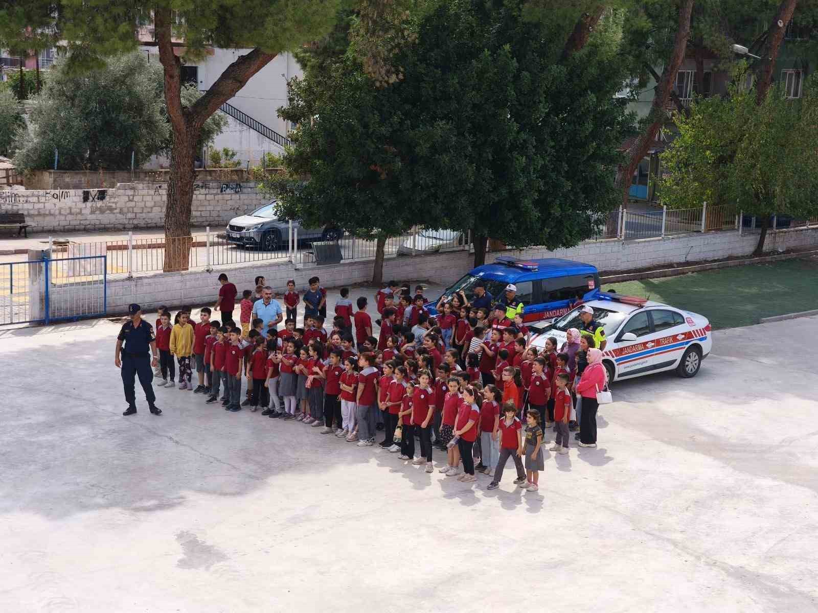 Buharkent’te Jandarma, minik öğrencilere görevlerini anlattı
