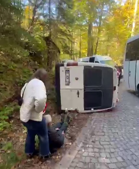 Yedigöller Milli Parkı’nda minibüs devrildi
