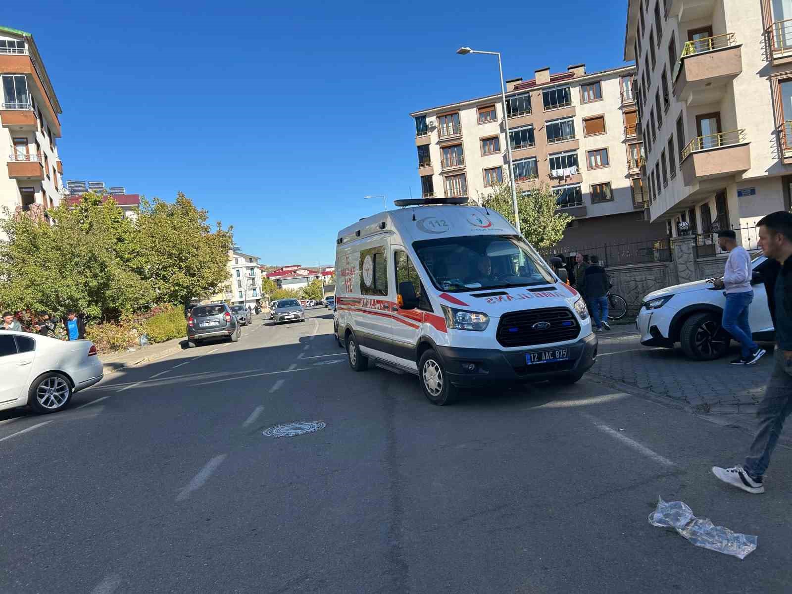 Otomobilin çarptığı 2 öğrenci yaralandı
