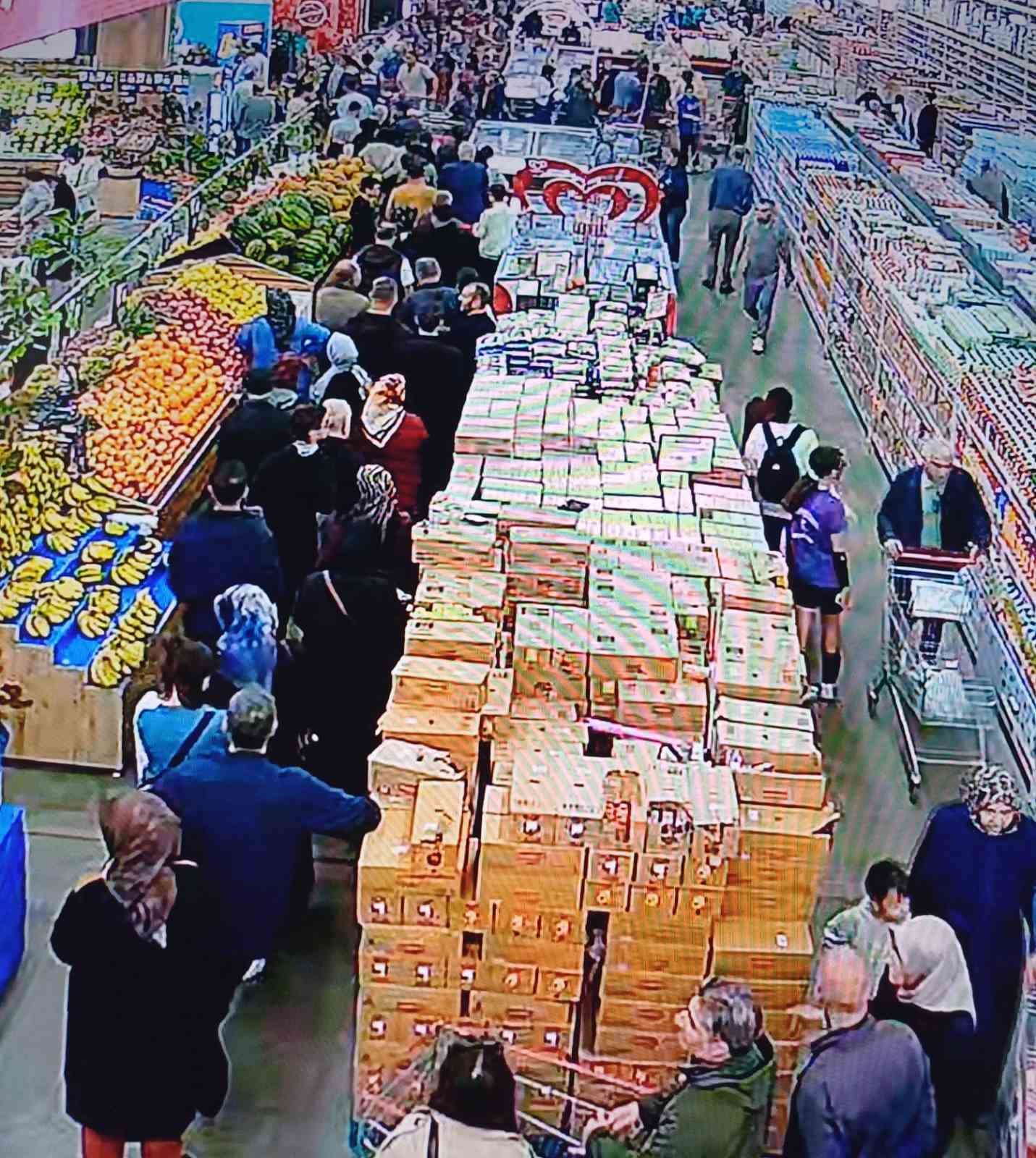 Hamsinin kilosu 50 liraya düştü, vatandaşlar markete akın etti