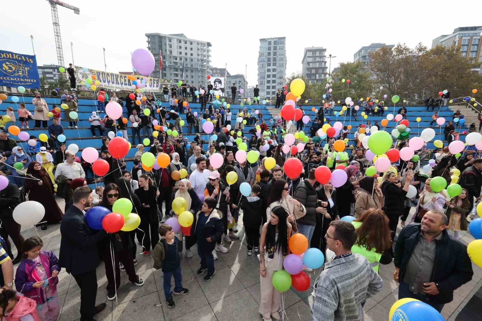 Minik Efe’nin lösemi zaferini gökyüzüne binlerce balon bırakarak kutladılar