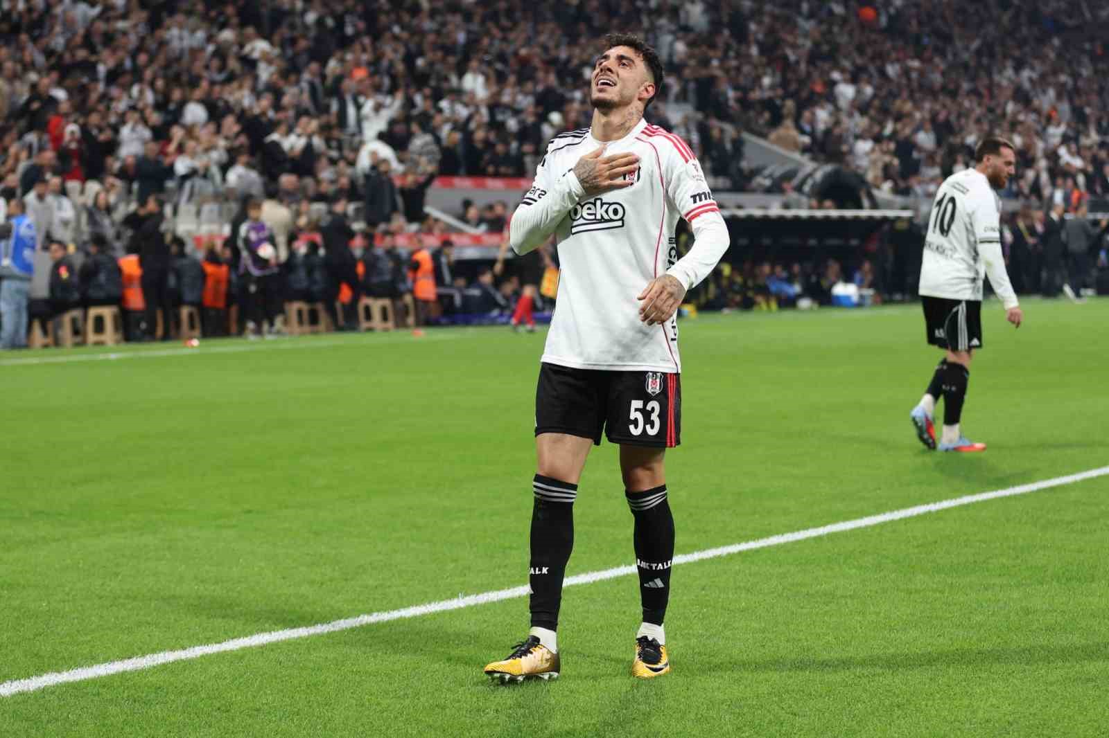 Trendyol Süper Lig: Beşiktaş: 2 - Fenerbahçe: 2 (İlk yarı)
