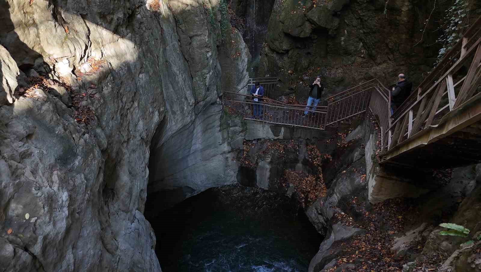 T&uuml;rkiye&rsquo;nin tek "cadı kazanı" şelalesinde sonbahar manzaraları
