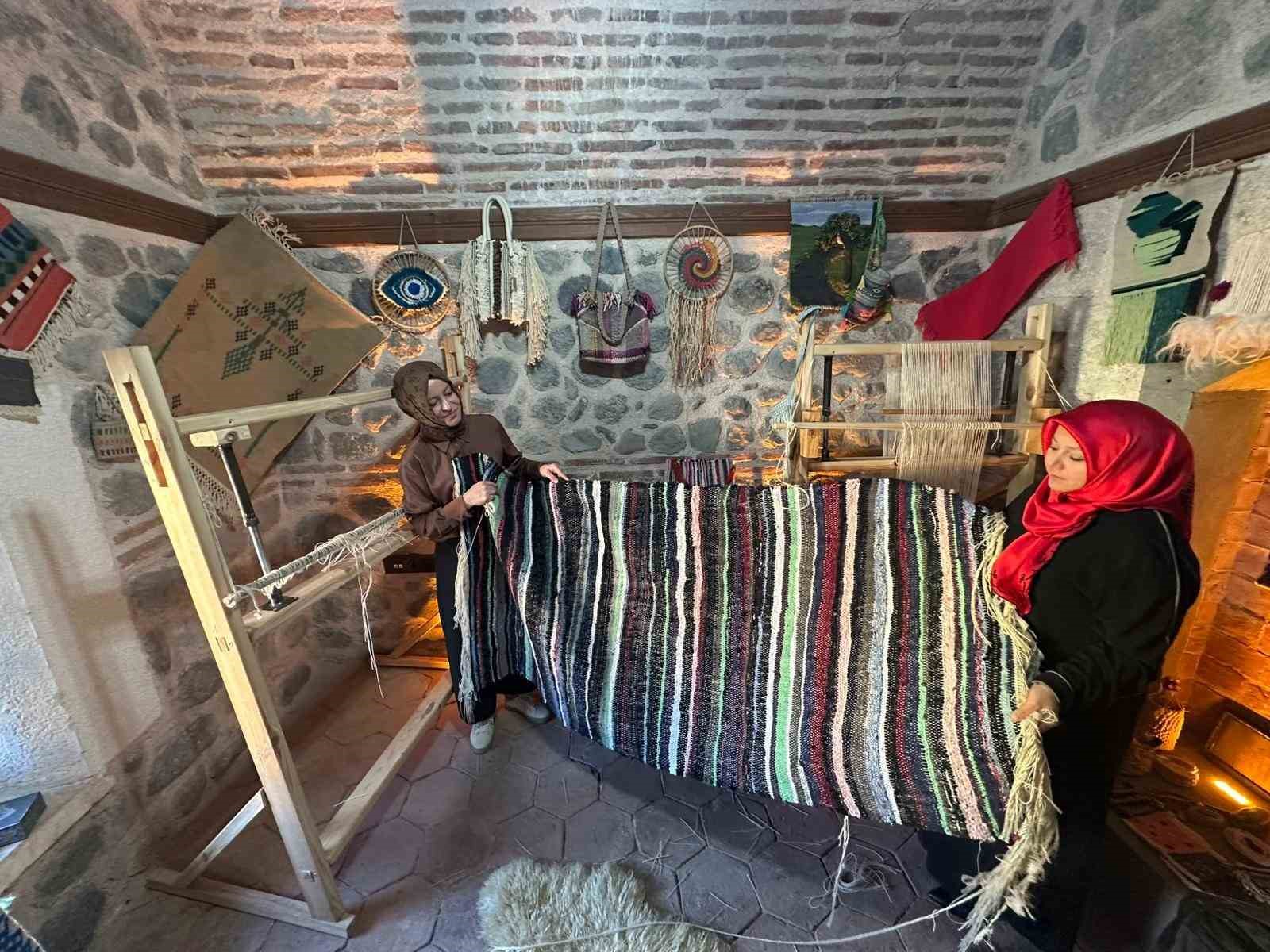 Çöpe gidecek malzemeler onun ellerinde geleneksel kilime dönüşüyor