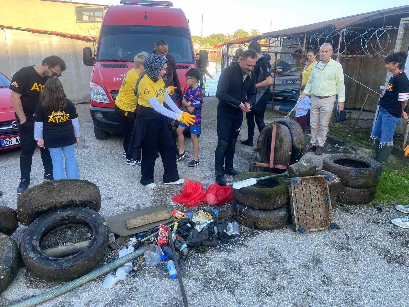 Gönüllüler deniz tabanını temizledi, çıkanlar şaşırttı