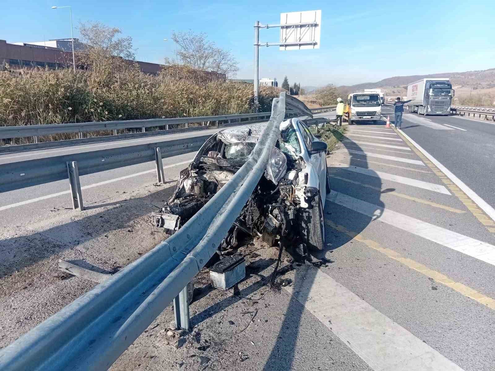 Bilecik&rsquo;te kontrolden &ccedil;ıkan otomobil bariyerlere &ccedil;arptı; 6 kişi yaralandı
