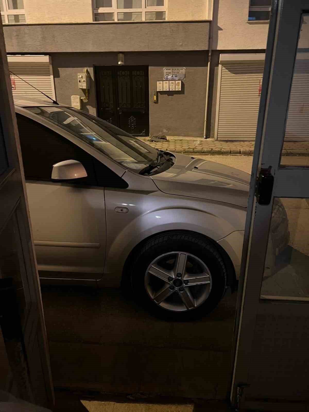 Apartman &ouml;n&uuml;ne park edilen ara&ccedil; y&uuml;z&uuml;nden vatandaş evine giremedi
