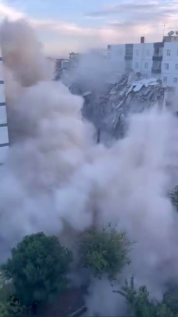 Ağır hasarlı 8 katlı bina tek dokunuşta yerle bir oldu
