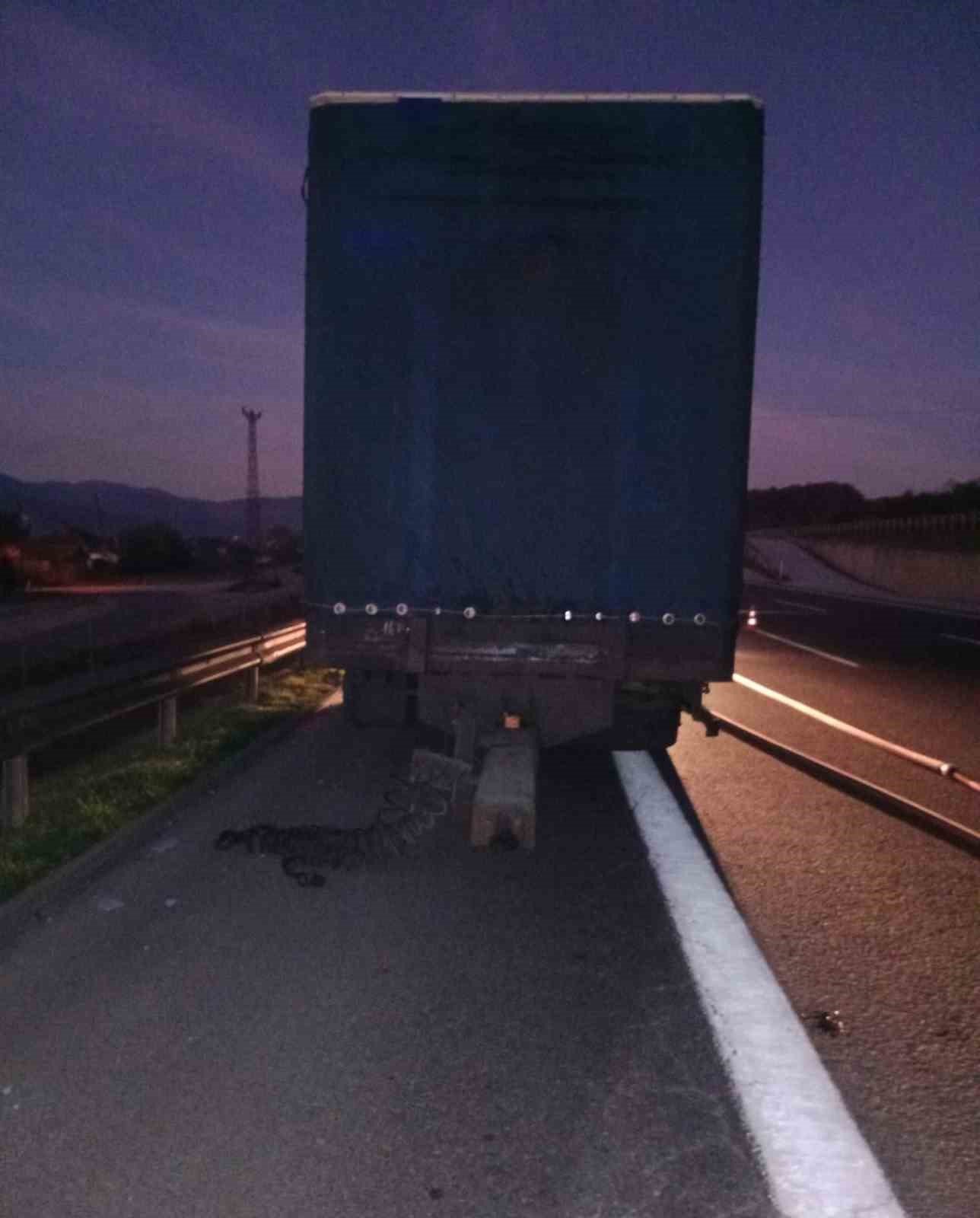 Bolu&rsquo;da kuruyemiş y&uuml;kl&uuml; dorse yandı
