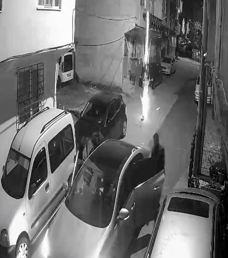 Gece yarısı bebeklerin uykusunu havai fişeklerle b&ouml;ld&uuml;ler
