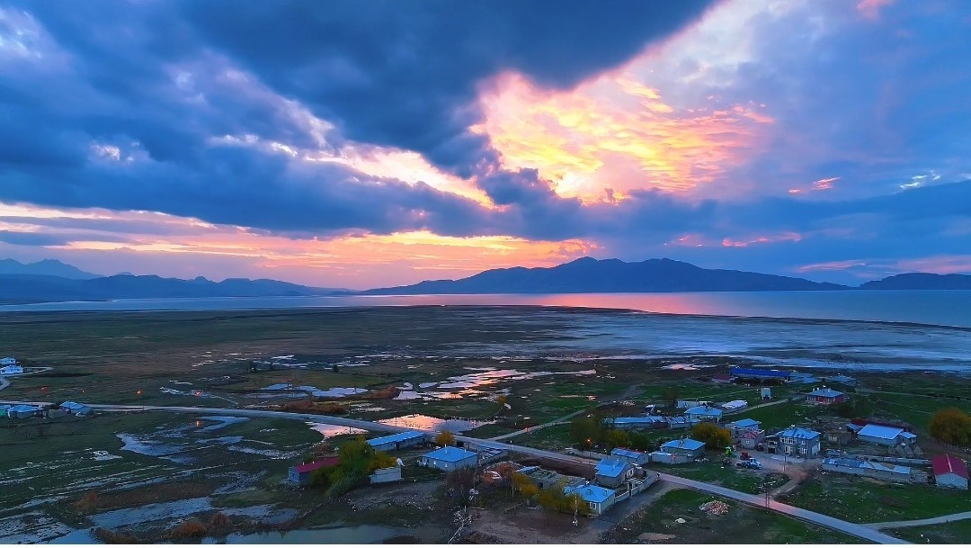 Er&ccedil;ek G&ouml;l&uuml;&rsquo;nde muhteşem g&uuml;nbatımı
