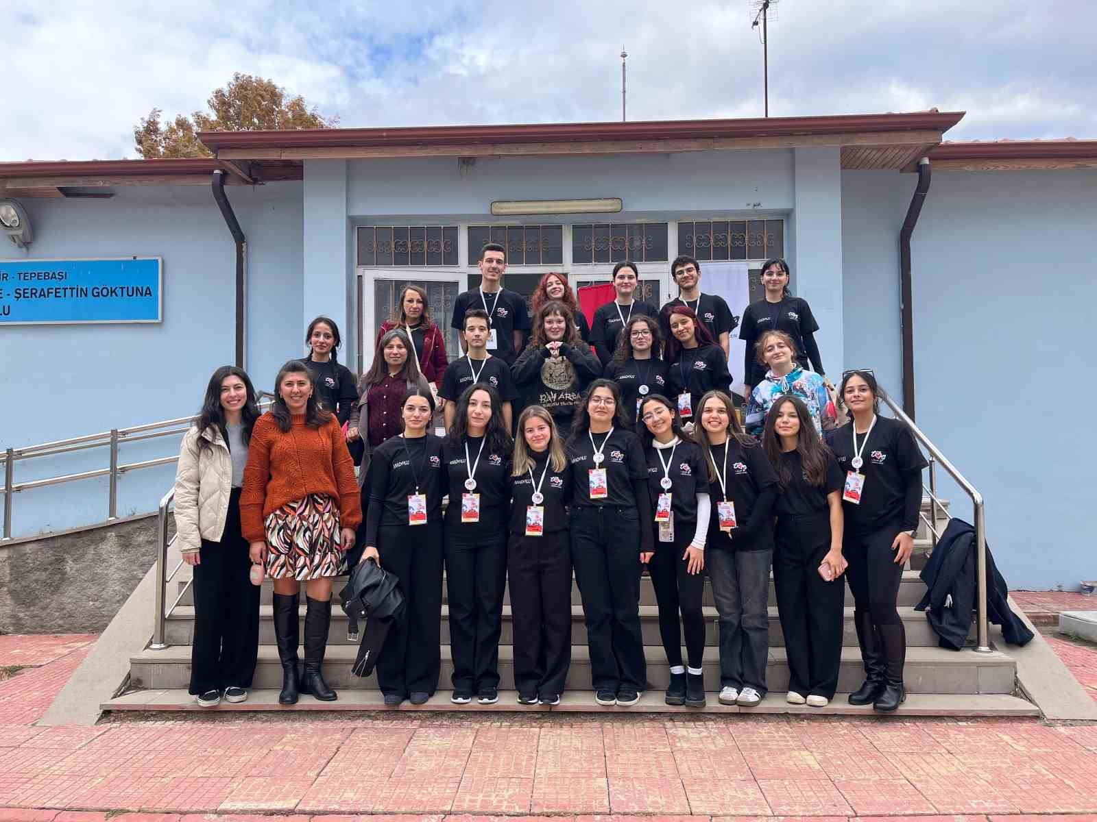 Toplum g&ouml;n&uuml;ll&uuml;lerinden k&ouml;y okuluna anlamlı ziyaret
