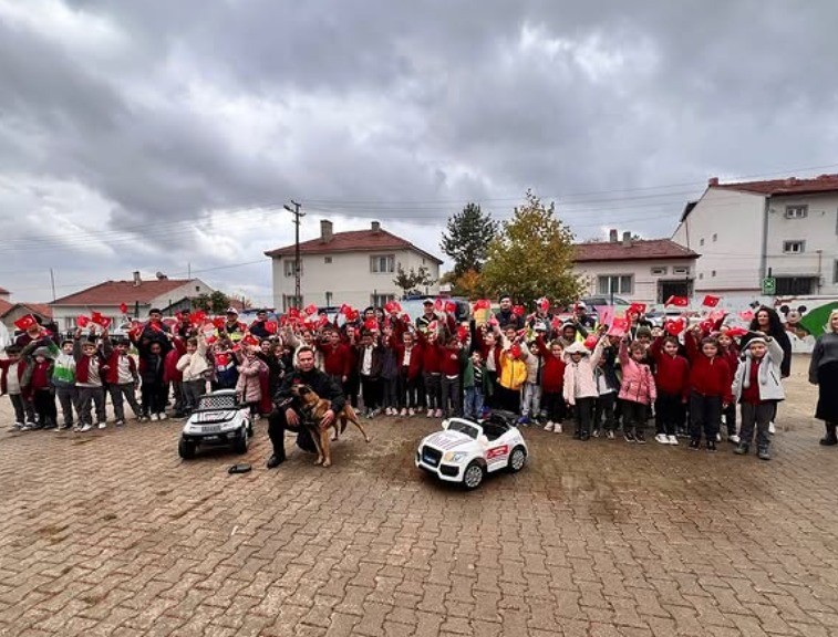 Jandarmadan &ouml;ğrencilere &lsquo;G&uuml;venli gelecek&rsquo; eğitimi
