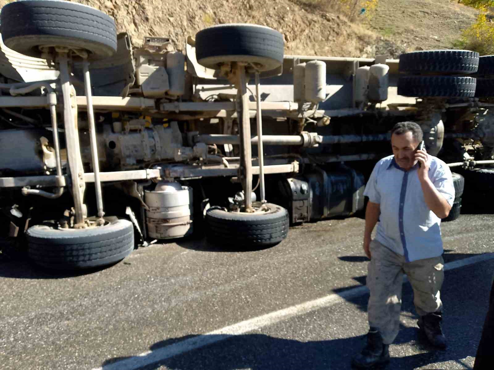 Batman’da virajı alamayan asfalt yüklü kamyon devrildi