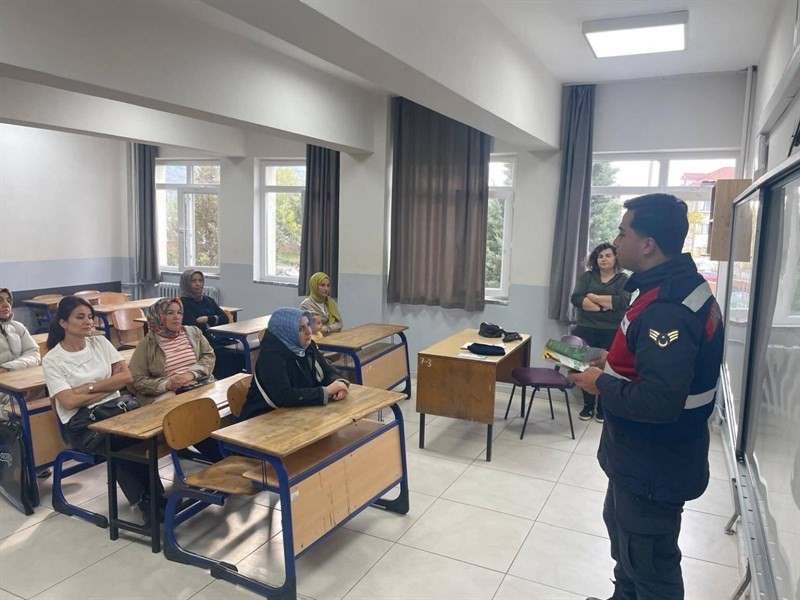 Jandarma&rsquo;dan kadınlara KADES ile UYUMA anlatıldı
