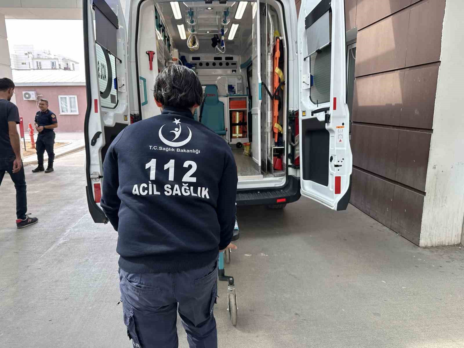 Kız çocuğu silahı temizlerken kazara kendini vurdu