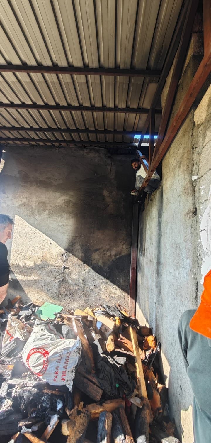 Van&rsquo;da &ccedil;atı yangını
