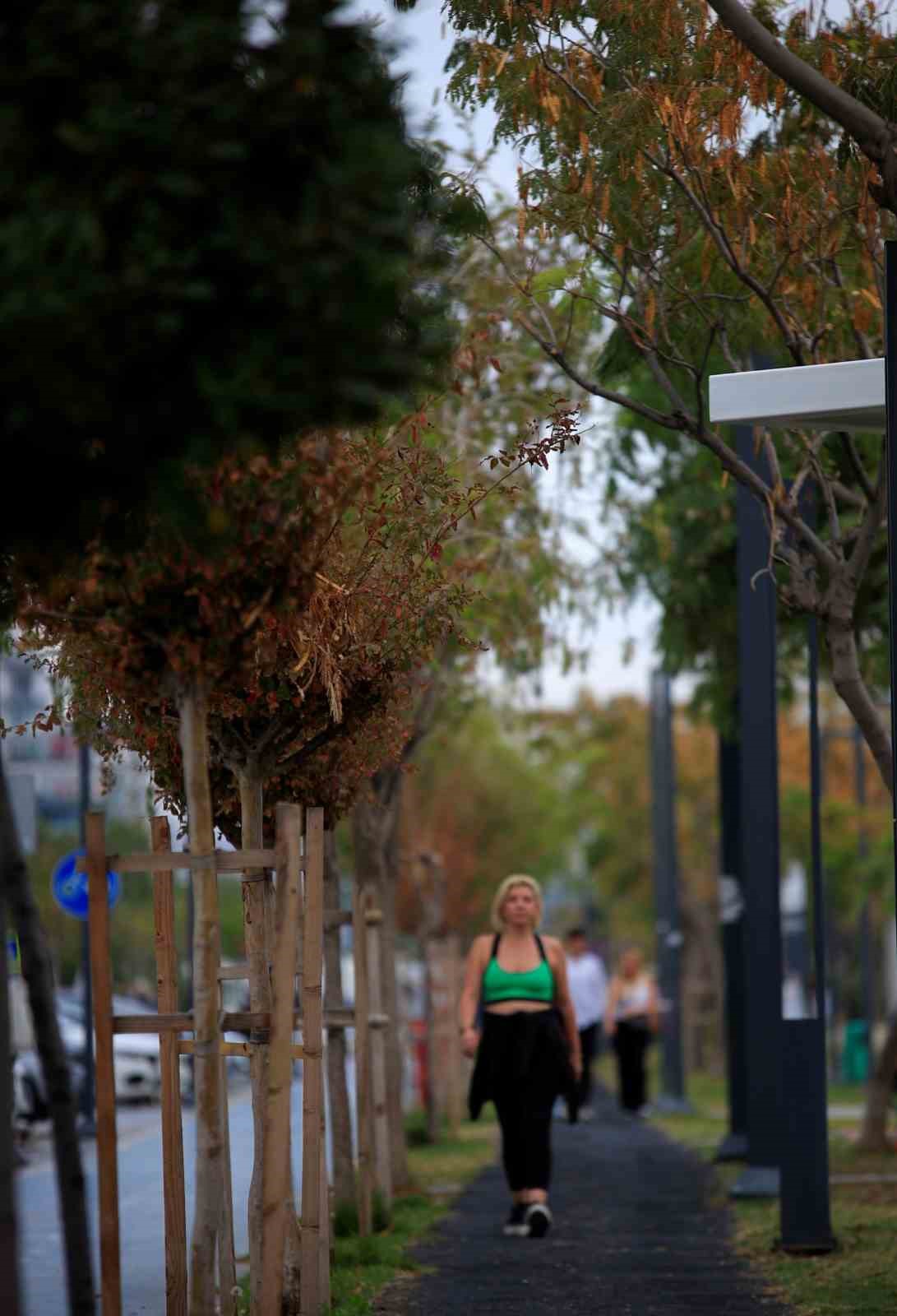 Antalya&rsquo;da kasım ayında denize girmenin keyfini &ccedil;ıkardılar
