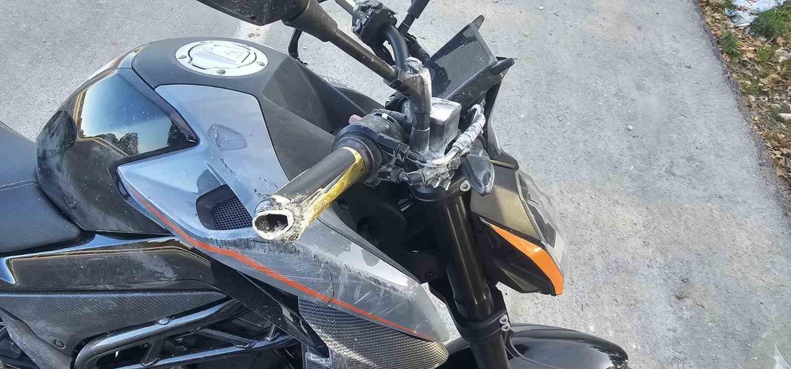 Seyir halindeki motosiklet &ouml;n&uuml;ne &ccedil;ıkan k&ouml;peğe &ccedil;arptı: 2 yaralı
