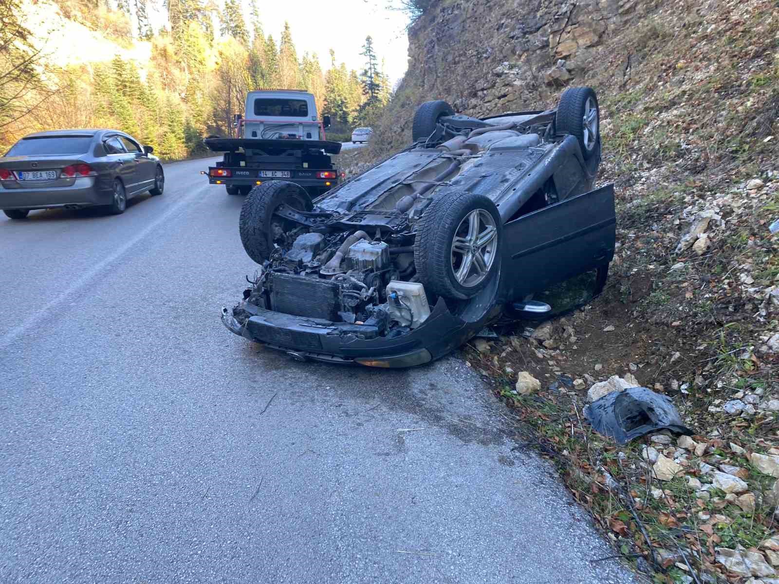 Yedigöller’de gizli buzlanma otomobili tepetaklak yaptı: 2 yaralı