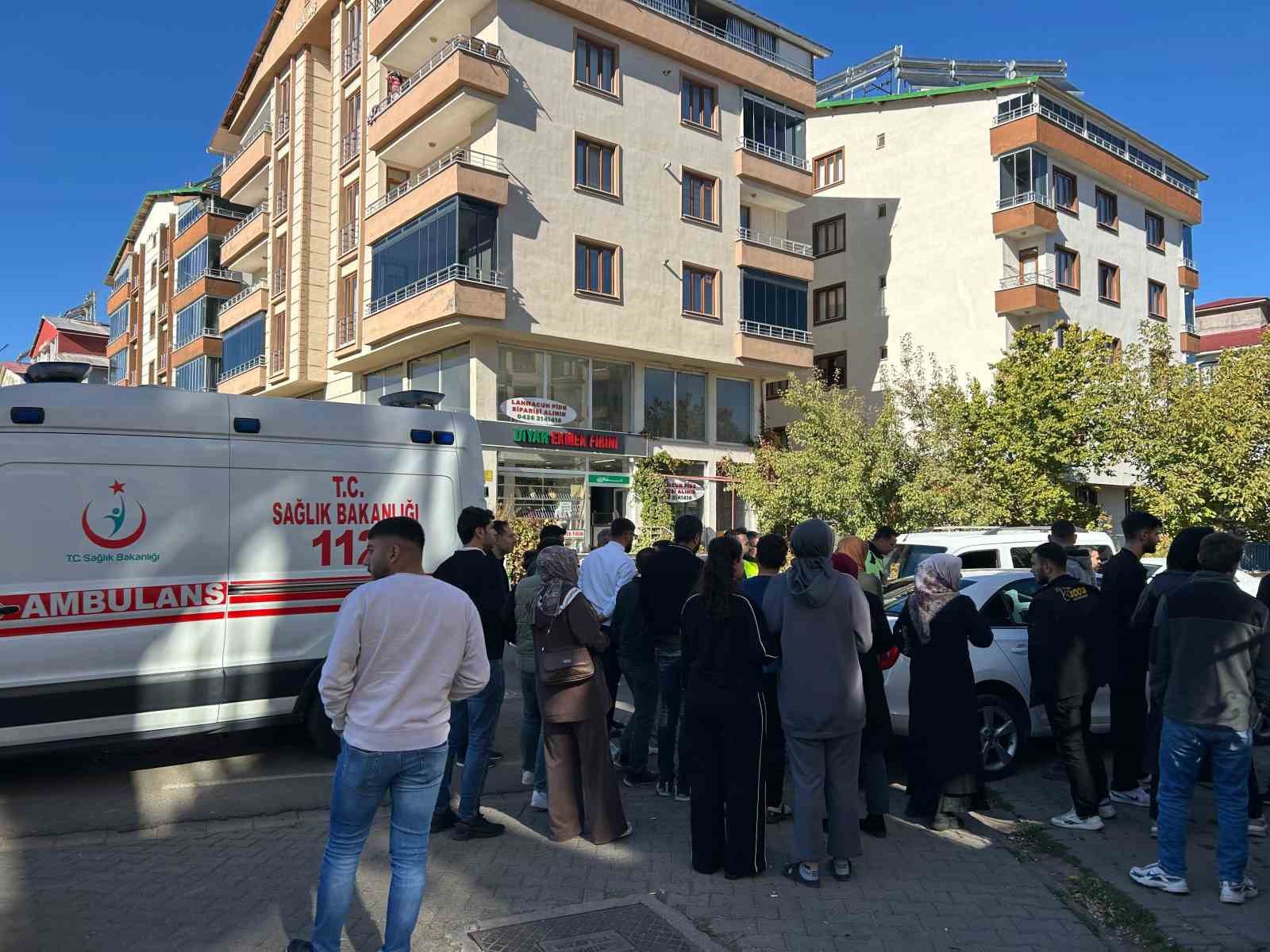 Otomobilin çarptığı 2 öğrenci yaralandı