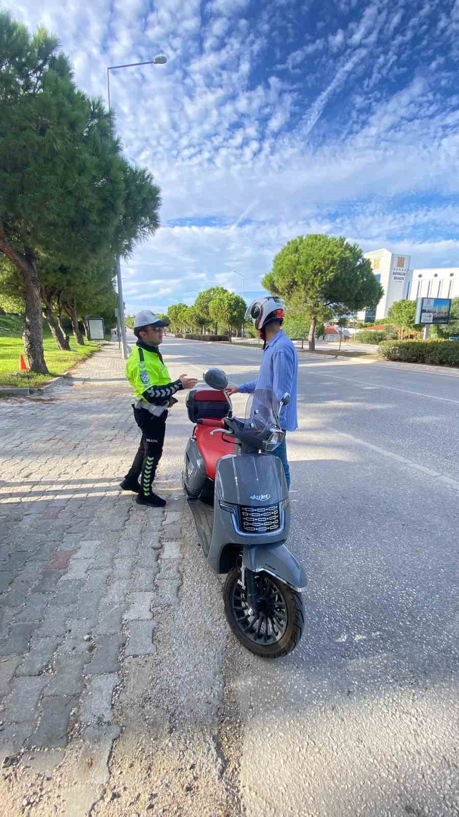 &Ccedil;eşme&rsquo;de motosiklet denetimlerinde s&uuml;r&uuml;c&uuml;lere 545 bin lira ceza
