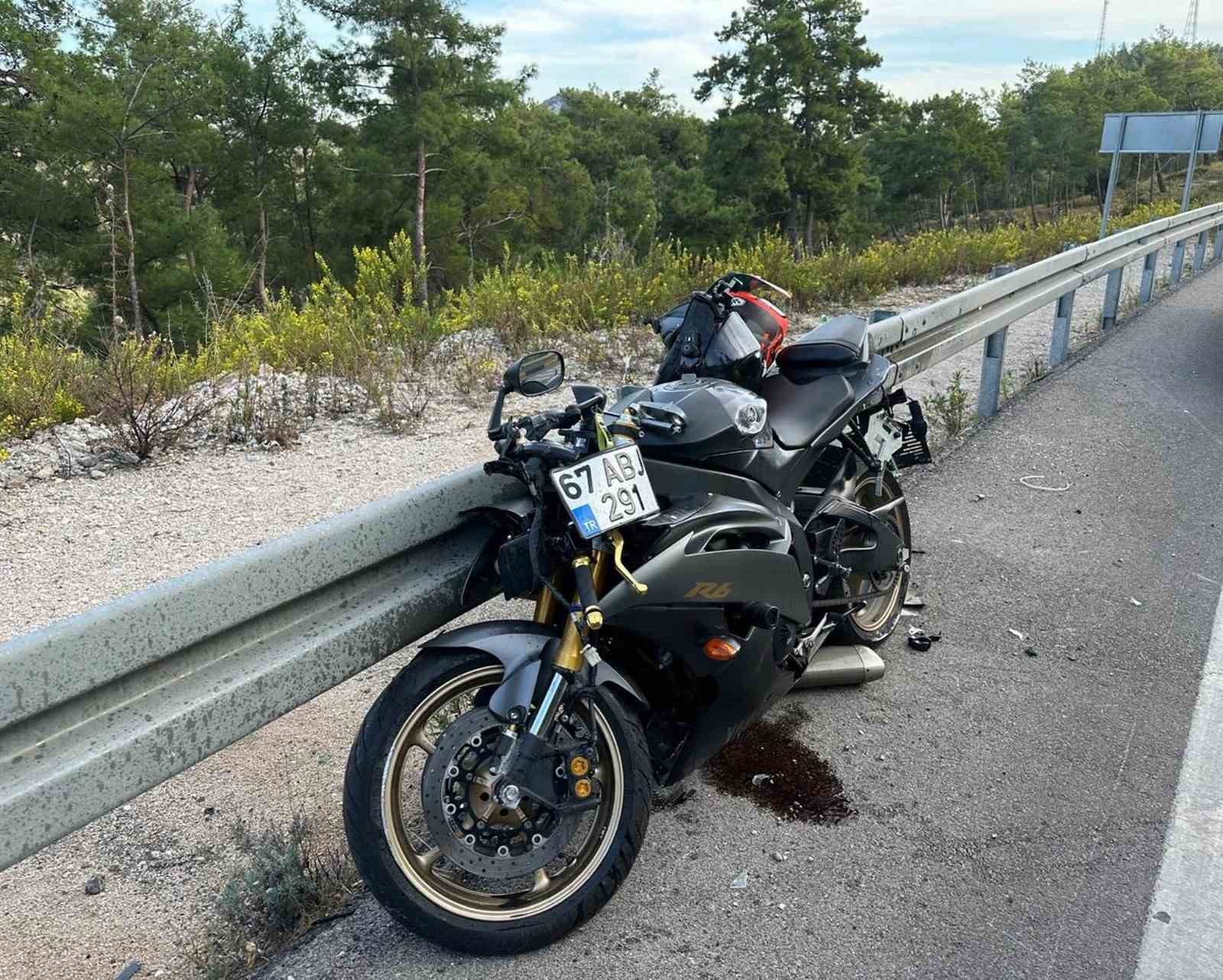 Motosikleti ile bariyerlere &ccedil;arpan &uuml;niversite &ouml;ğrencisi hayatını kaybetti
