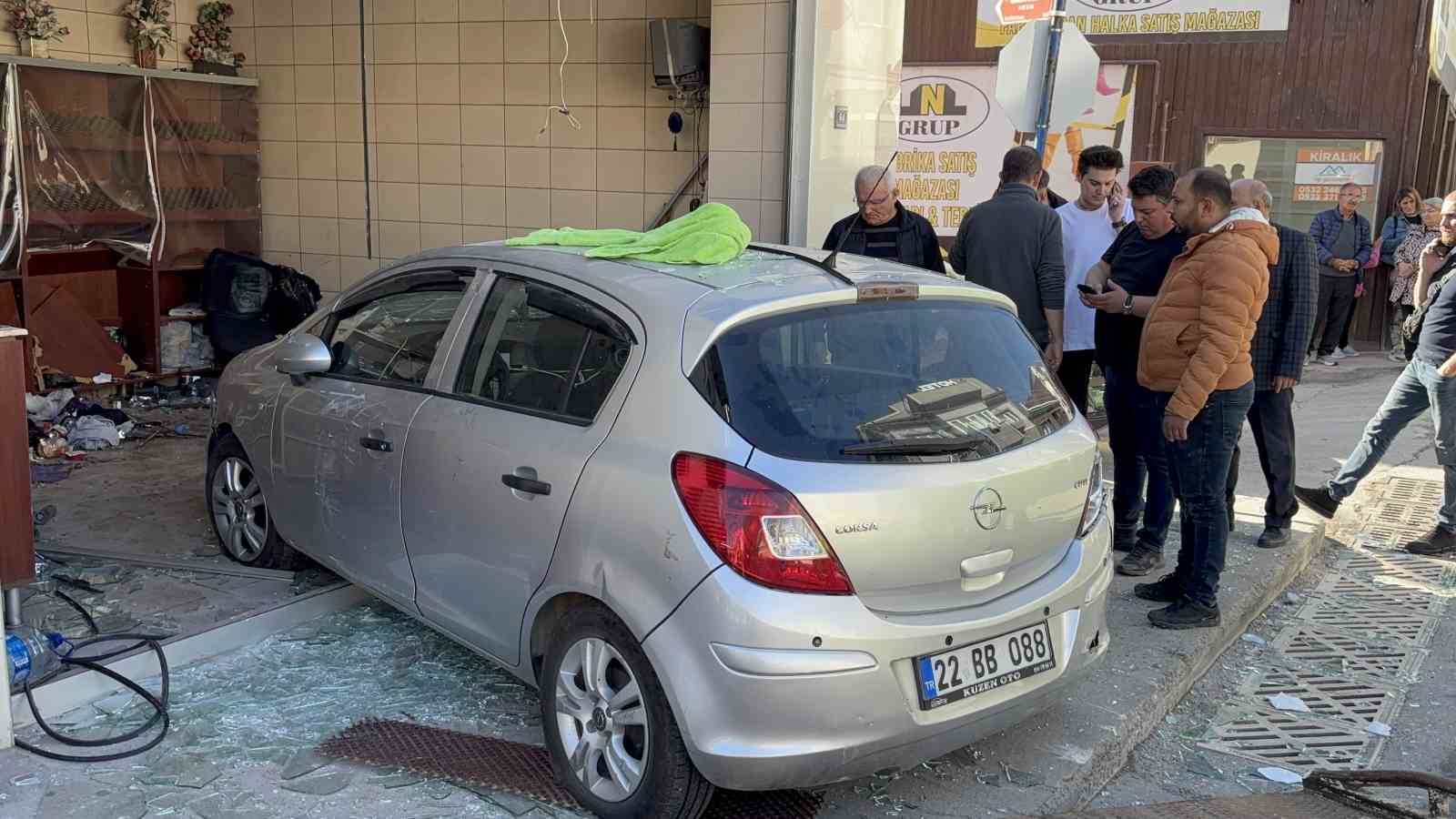 Edirne’de otomobil fırına girdi: 4 yaralı