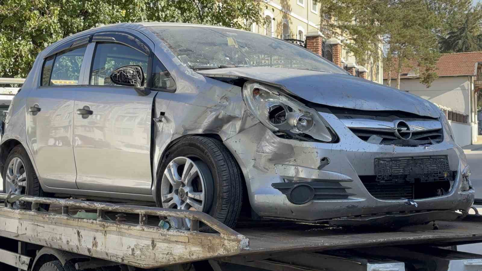 Edirne&rsquo;de otomobil fırına girdi: 4 yaralı
