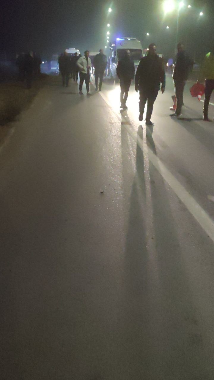 Otomobil ile motosiklet çarpıştı: 1’i ağır 2 yaralı