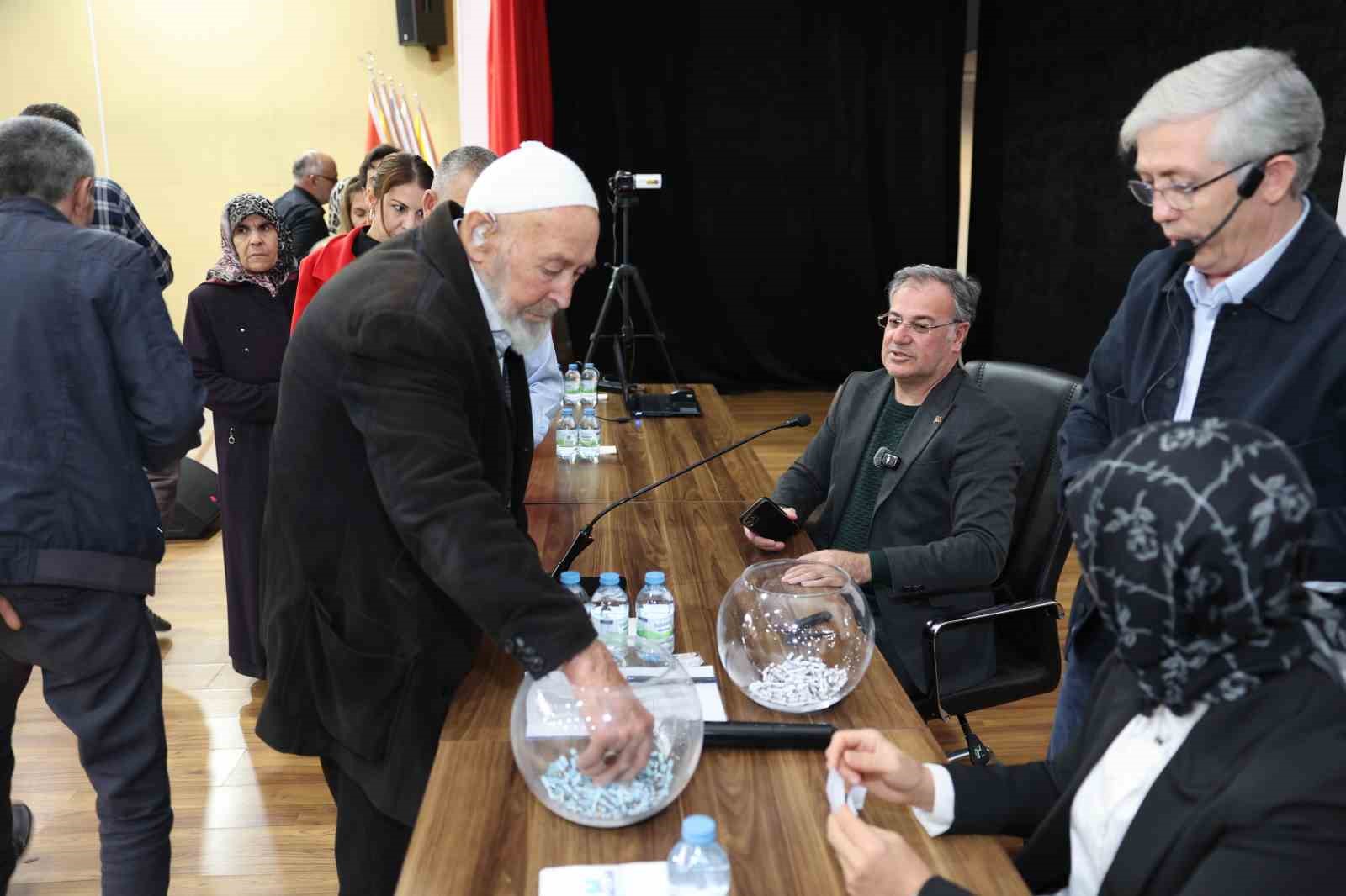 Hacılar&rsquo;da merakla beklenen konut kura &ccedil;ekimi yapıldı

