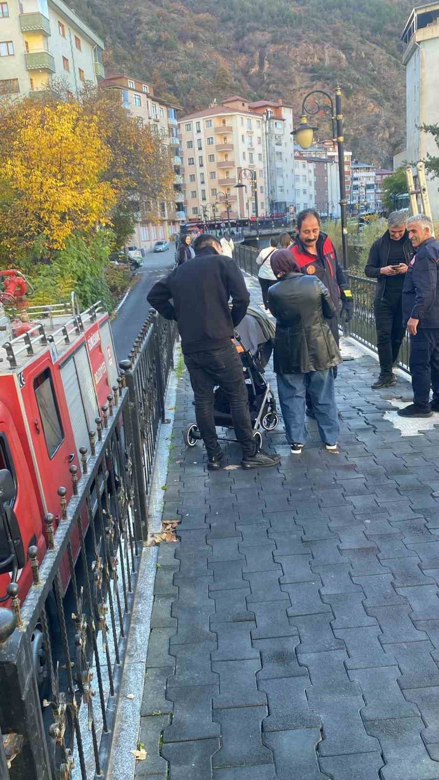 Gümüşhane’de çaya düşen yavru kediyi itfaiye ekipleri kurtardı
