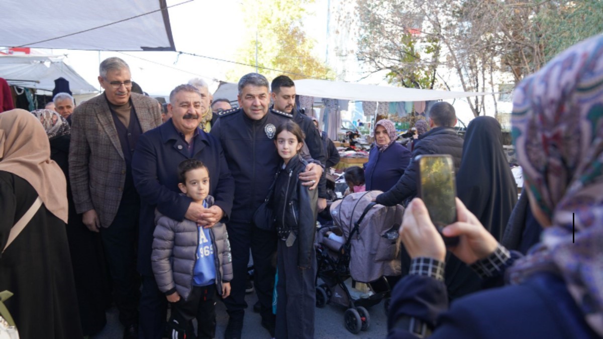 Başkan Sunar ve İl Emniyet M&uuml;d&uuml;r&uuml; Karaburun&rsquo;dan pazar denetimi
