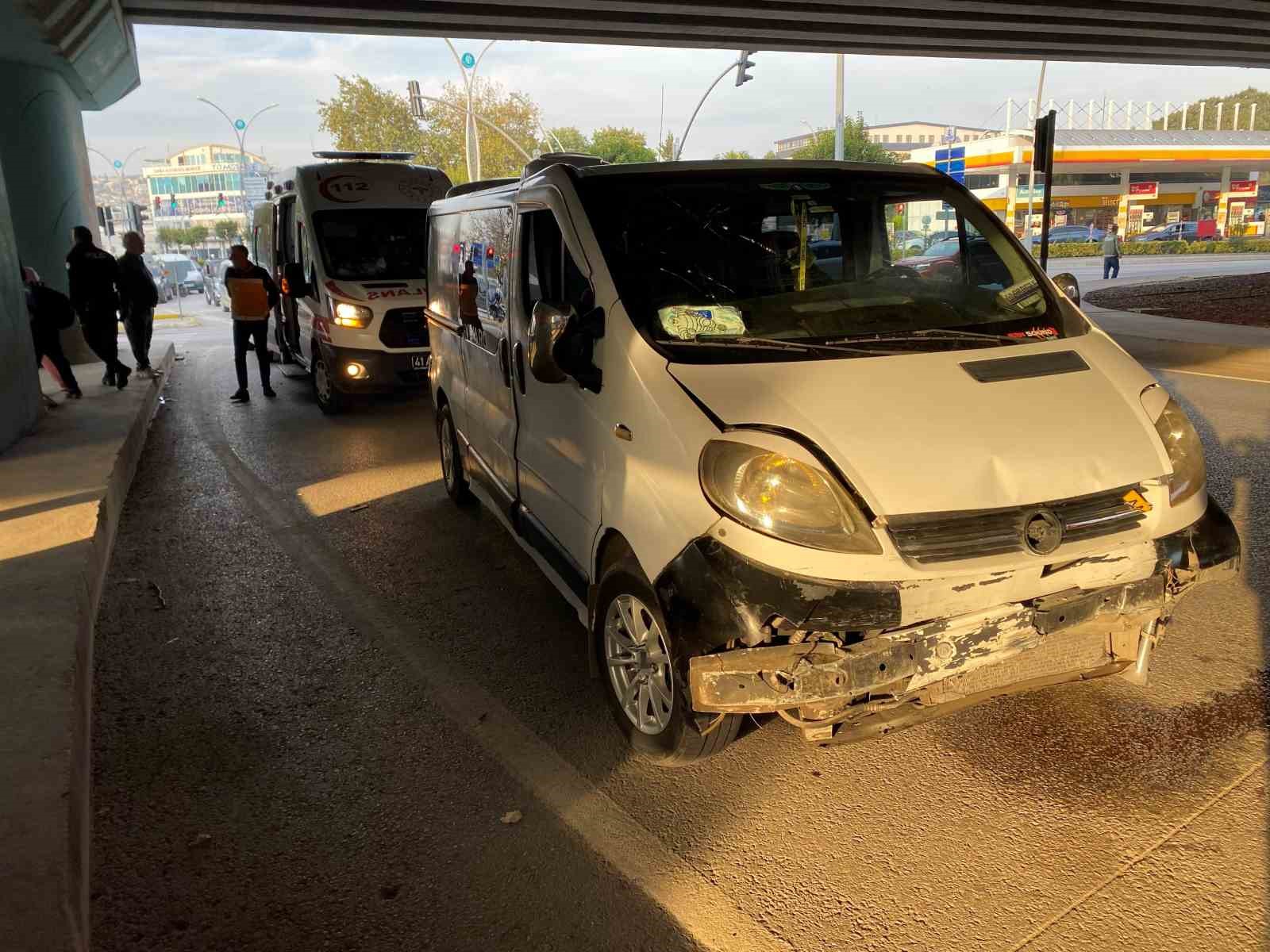 Kocaeli&rsquo;de iki aracın &ccedil;arpıştığı kazada 4 kişi yaralandı 