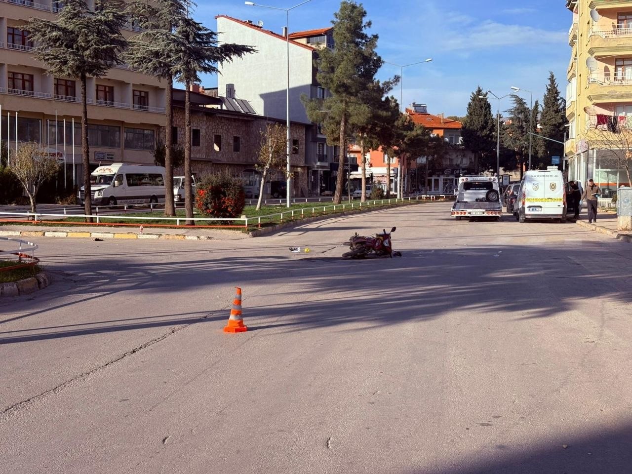 Otomobil ile &ccedil;arpışan motosikletin s&uuml;r&uuml;c&uuml;s&uuml; ağır yaralandı
