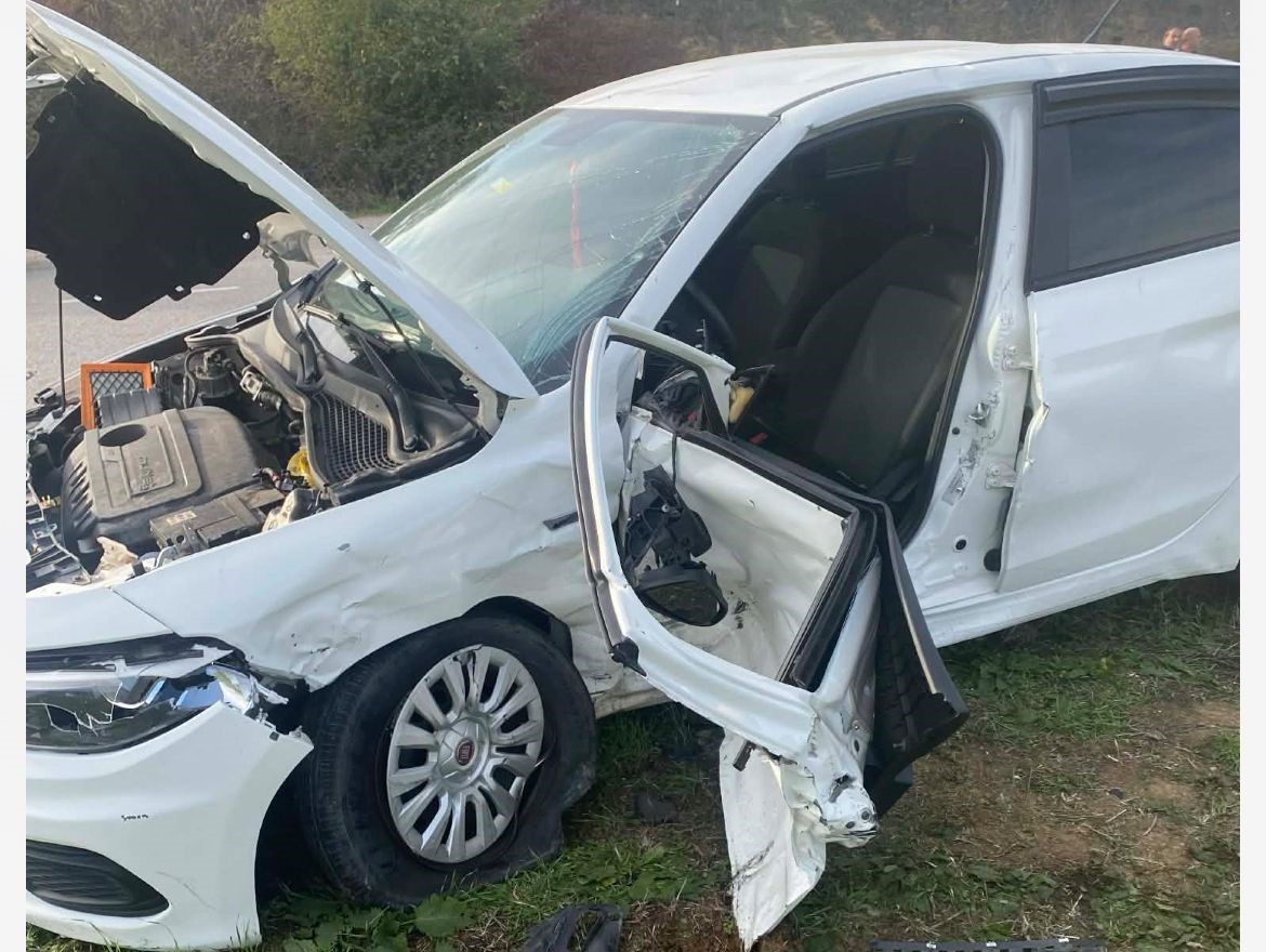 Sakarya’da iki otomobil çarpıştı: 1’i ağır 5 yaralı
