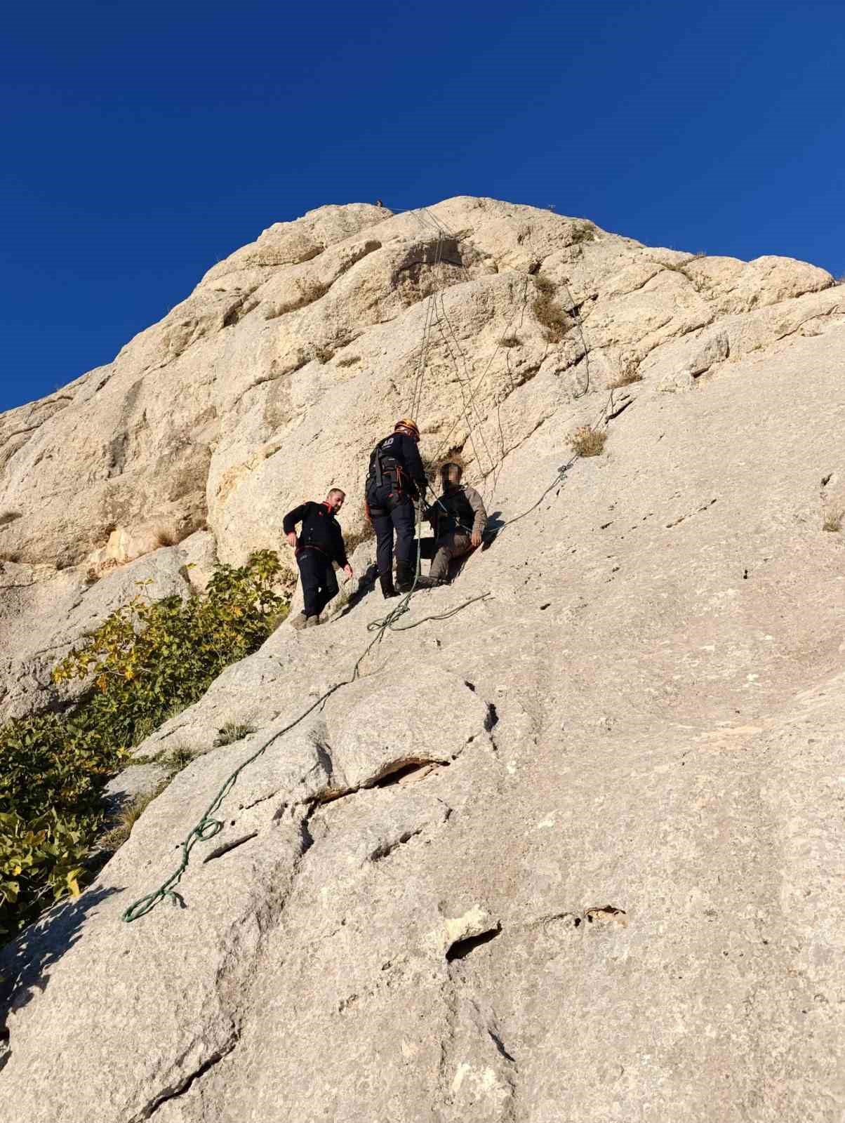 Van&rsquo;da kayalıklarda mahsur kalan şahıs kurtarıldı
