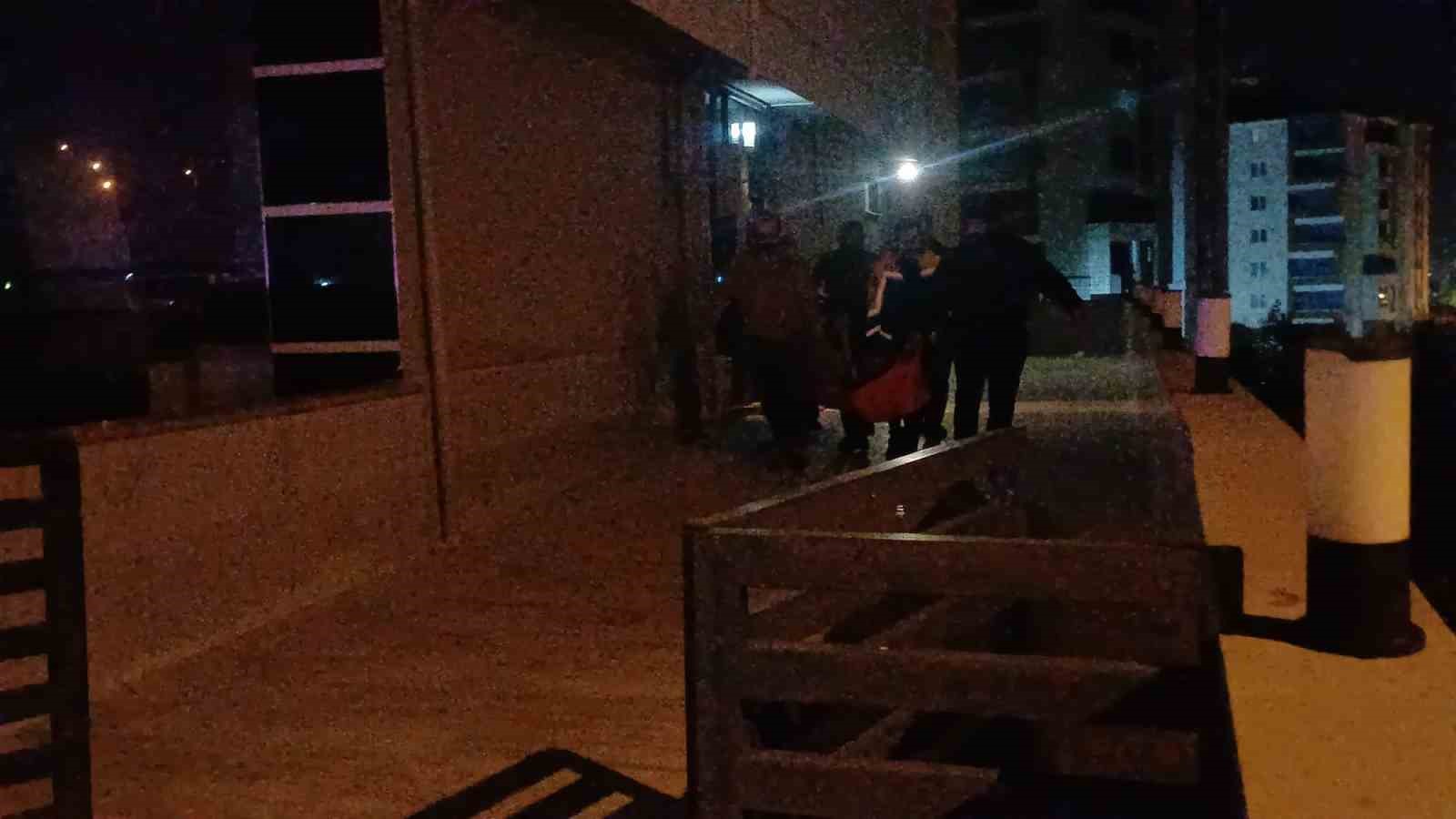 Silahla yaralanan genç, bina boşluğuna kaçarak canını zor kurtardı
