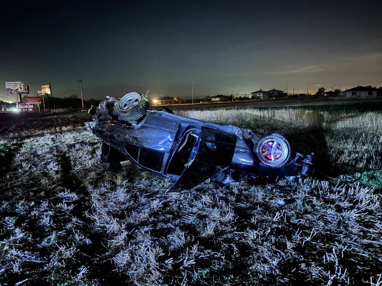 Erzincan&rsquo;da takla atan otomobilde 2 kişi yaralandı
