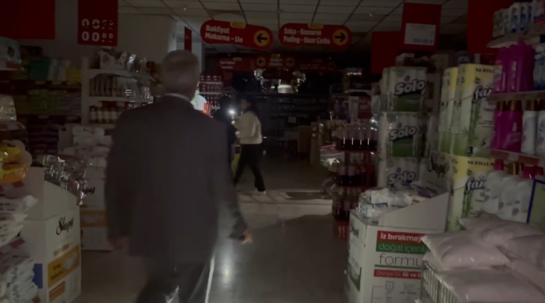 Erzincan&rsquo;da vatandaşlar marketlerde cep telefonu ışığıyla alışveriş yaptı
